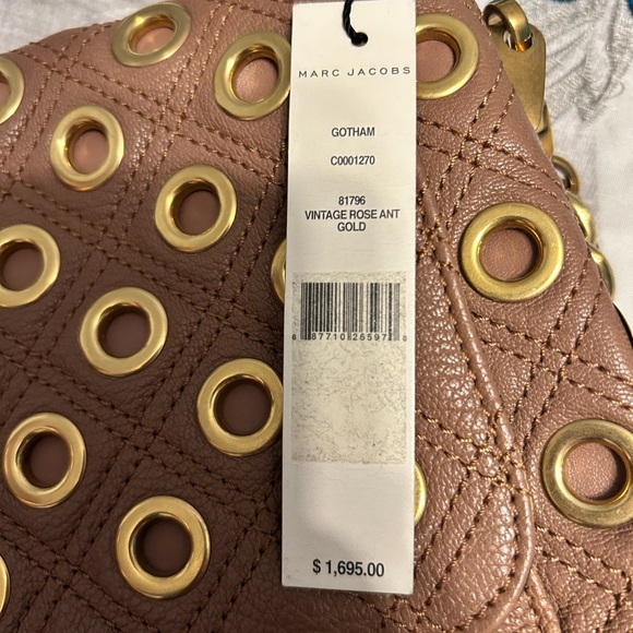 Stunning leather handbag with Gold Hardware and accents has a key to lock bag - Picture 3 of 8